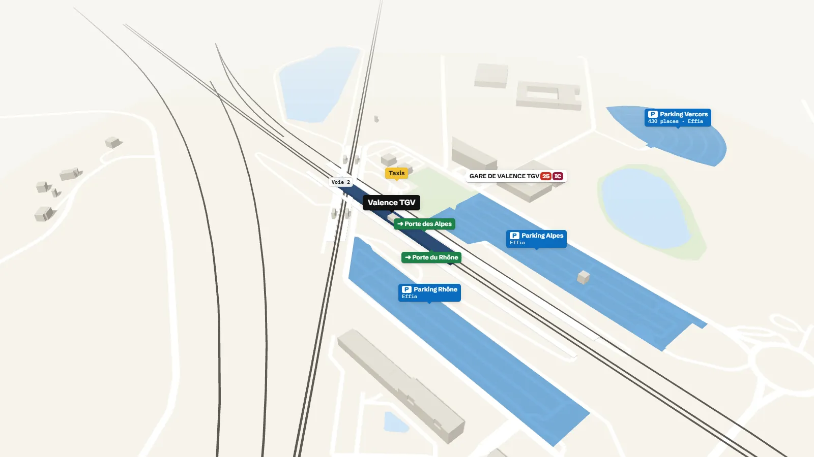 Plan 3D des accès de la gare de Valence TGV Rhône-Alpes Sud : bâtiment voyageurs, quais numérotés, parkings, entrées, taxis, arrêts de bus et de tram